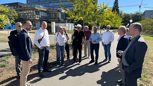 VHV-Mitgliederausfahrt 2026 zur Universität Heidelberg Mitglieder des VHV bei der Ankunft auf dem Campus der Universität Heidelberg im Neuenheimer Feld.